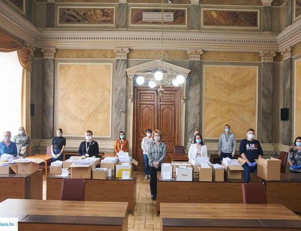 Ajándék arcmaszkot kapnak a 65 év feletti nyíregyháziak     