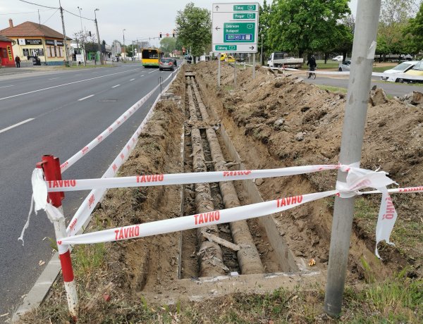 Távhővezetékeket cserélnek a Rákóczi úton - Több tábla is hiányzik