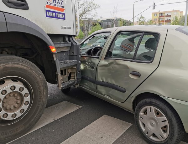 Baleset a Széna térnél - Maga előtt tolta a személyautót a teherautó