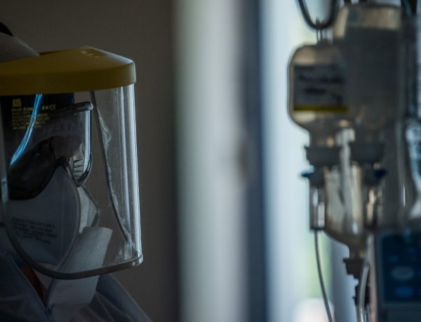 Kórházi dolgozókat utasítgatott és fenyegetett egy férfi, az ügyészség vádat emelt ellene