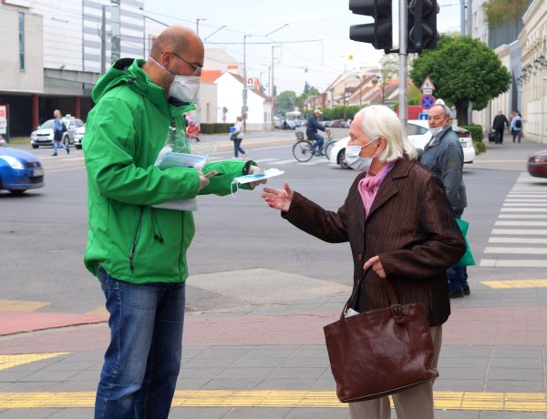 Debrecenben, Szegeden és Nyíregyházán is szájmaszkkal segít az MRSZ
