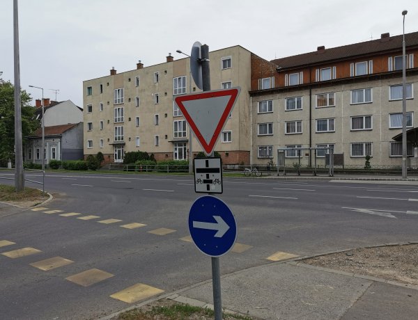 Kitört kresztáblák több utcában is - Három helyen is dolgoztak a szakemberek