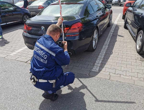 Koccanás a parkolóban - Elment a károkozó, de felírták a rendszámot