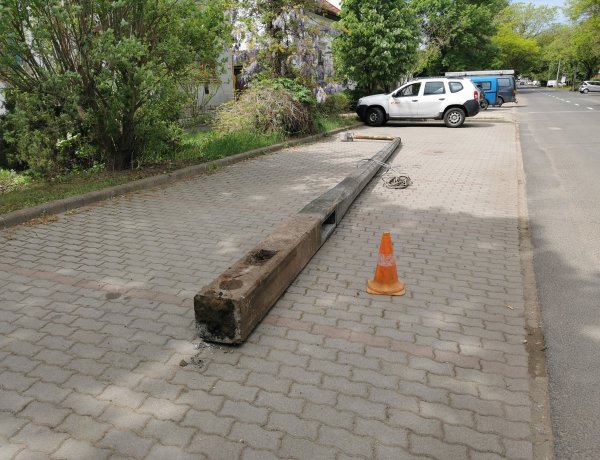 Áthelyezett villanyoszlop a Bujtos utcán - Könnyebb lesz beállni