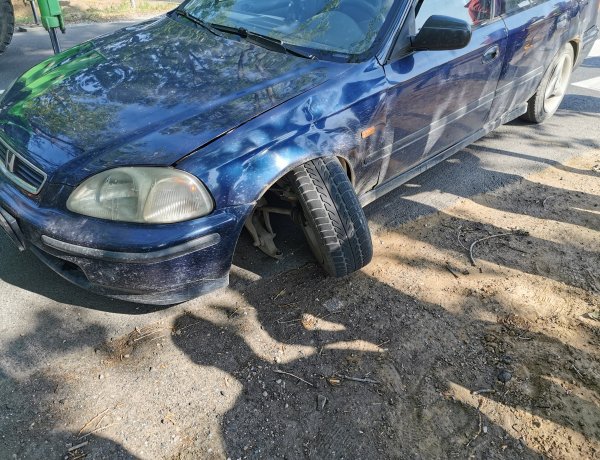 Kitört a kerék, megúszta a polgárőr - Szerencsés baleset a Kemecsei úton