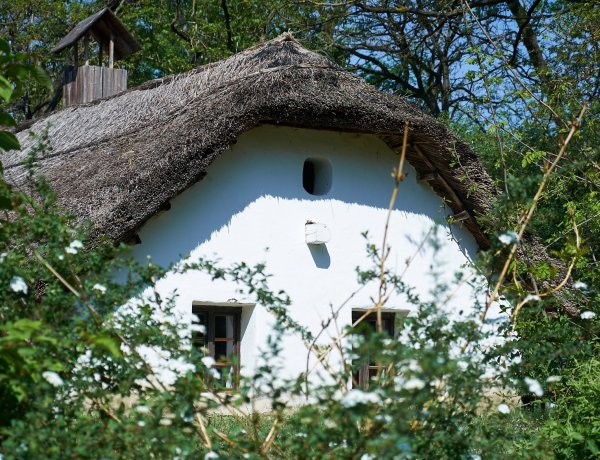 Megnyitott a Sóstói Múzeumfalu – Kosárkörhinta, népi játékok és kemencés kalács