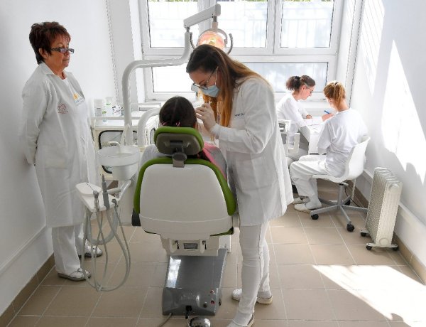 A koronavírus-fertőzötteket is ellátják a fogorvosok, ha panaszaik vannak