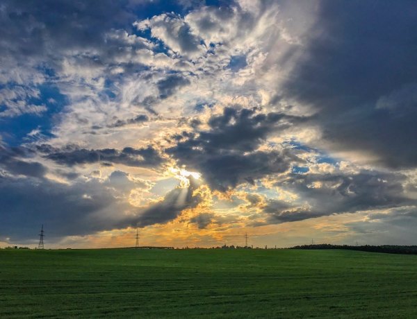 Országos Meteorológiai Szolgálat: helyenként zápor és zitavar várható hétfőn