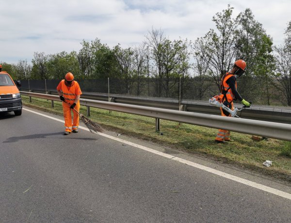 Fűnyírás és karbantartás a főutak mellett - ezúttal a 4-esnél dolgoztak