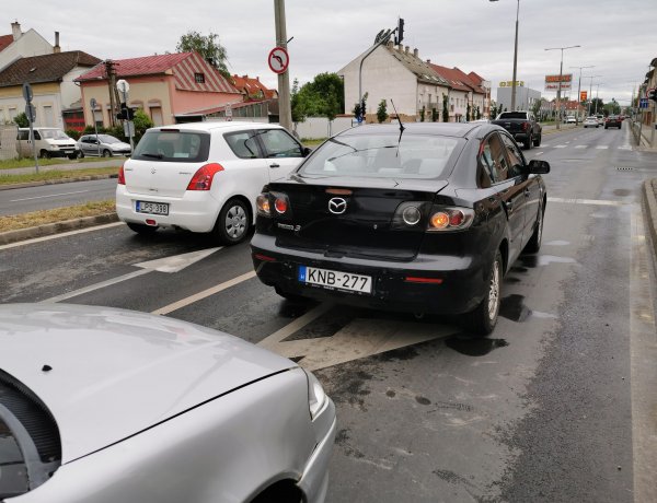 Ráfutásos baleset a Continental Aréna előtt  - Két autó ütközött össze