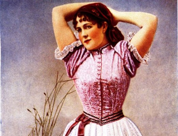 A nemzet csalogánya: Blaha Lujza életregénye 1-2. című köteteket Nagymihályi Sándor írta