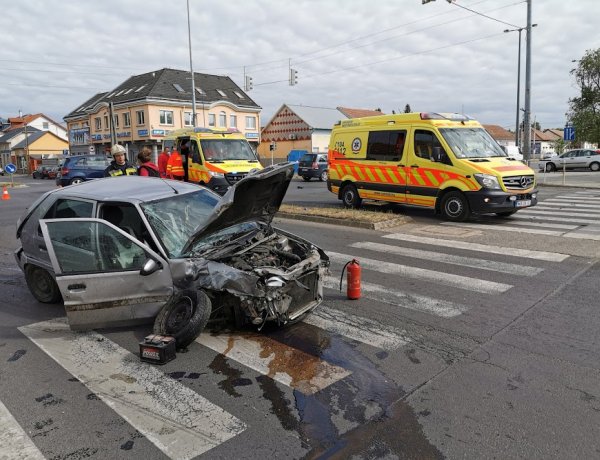 Komoly baleset - Három személyt vittek kórházba a mentők a karambol után