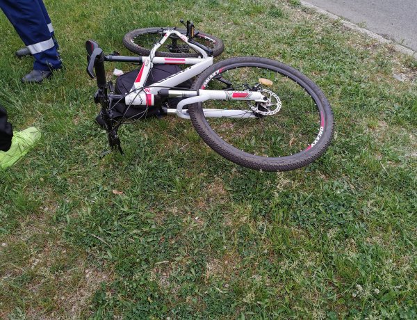 Amikor a kerékpáros üti el az autóst - Figyelmetlenül hajtott ki egy bringás