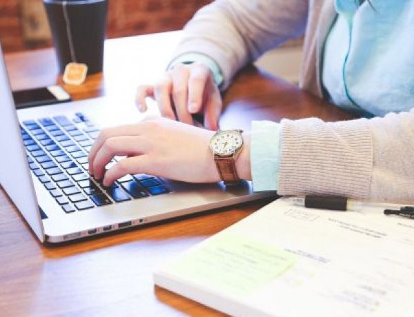 A járvány miatt tovább egyszerűsíti a kormány a lakossági és vállalati ügyintézést