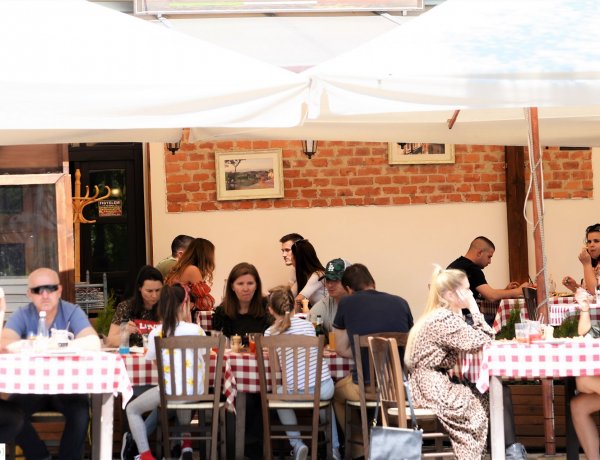 Részben kinyithattak az éttermek, kávézók – Lassan indul az élet a vendéglátós szektorban