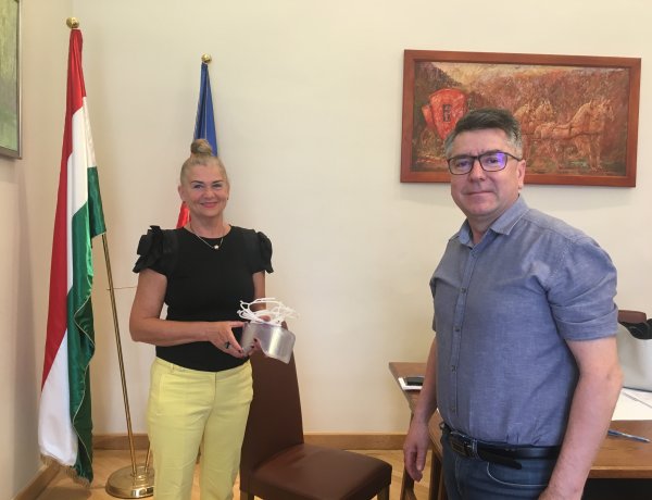 A Pedagógiai Szakszolgálathoz is került a városházáról a LEGO adomány védőszemüvegeiből