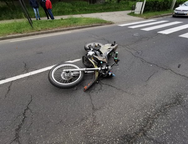 Baleset az Orosi úton - Egy motorost elsodortak, a jármű vezetője megsérült