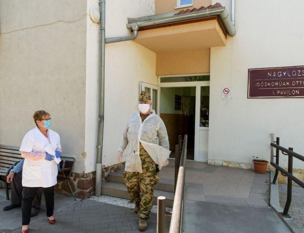 Tovább növelte az idősotthonok védőeszköz-állományát az operatív törzs