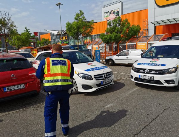 Koccanás a parkolóban - Elment a károkozó, értesítették a rendőrséget