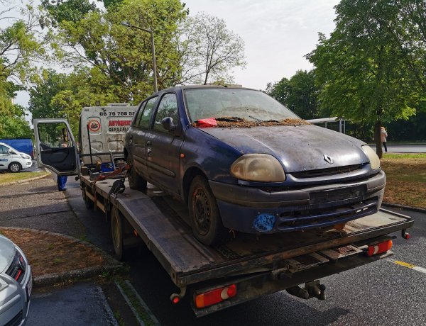 Elszállították a roncsautókat - A Jósavárosban is trélerre kerültek a gépjárművek