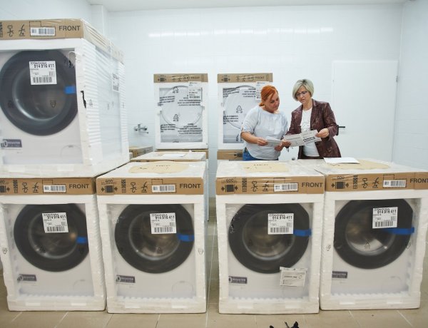 Electrolux adomány a városnak – A vállalat 32 gépet ajánlott fel szociális intézményeknek