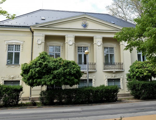 Költözik a gyűjtemény a Kállay-házba – Az értékes anyag már a Bessenyei téren van