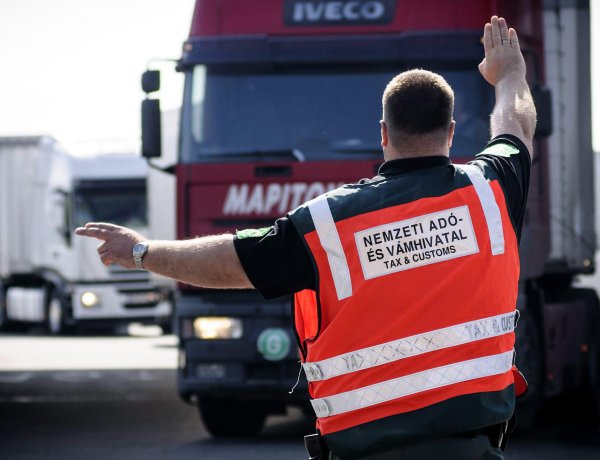 Ötmillió forintot érő cigit hagytak hátra menekülés közben  