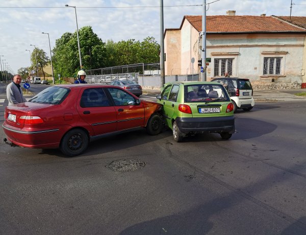 A mentőnek akart elsőbbséget adni egy autós - Baleset lett a vége  