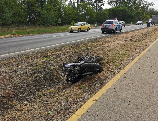 Súlyos motoros baleset - Egy külföldi autós hátulról a motorosoknak ment Nyírtelek után