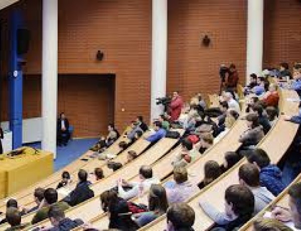 Az alapítványi egyetemeken is maradnak az állami ösztöndíjak