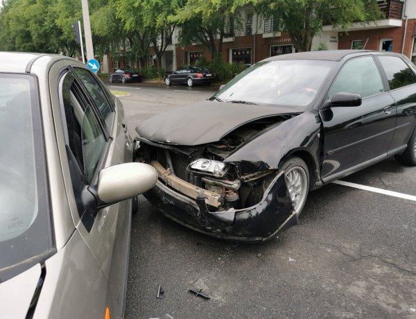 Két személygépjármű ütközött a Szegfű utcán vasárnap délután