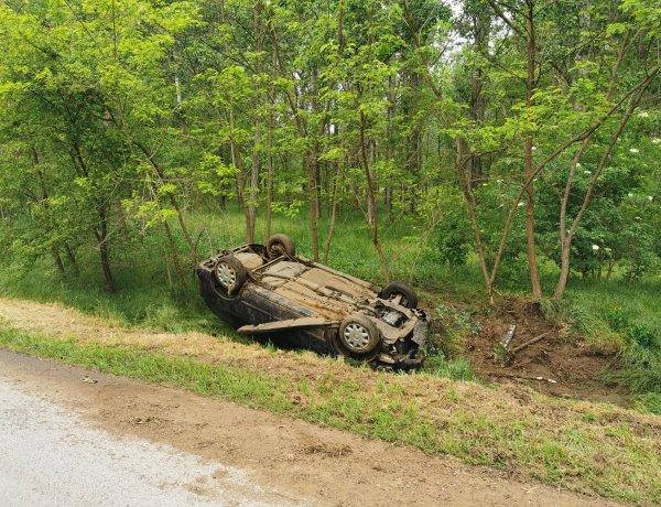 Autó borult az árokba Nyírbogdány közelében - 2 gyerek és 2 felnőtt sérült