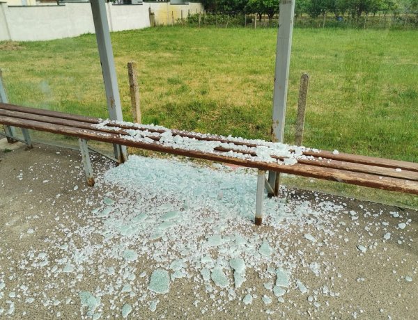 Ismeretlen tettesek rongáltak meg egy nyírszőlősi buszmegállót, nyomoz a rendőrség