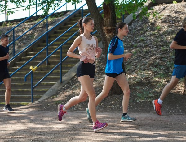 Már szabadtéri, közös edzésekkel készülnek a nyári versenyekre a Sportcentrum atlétái