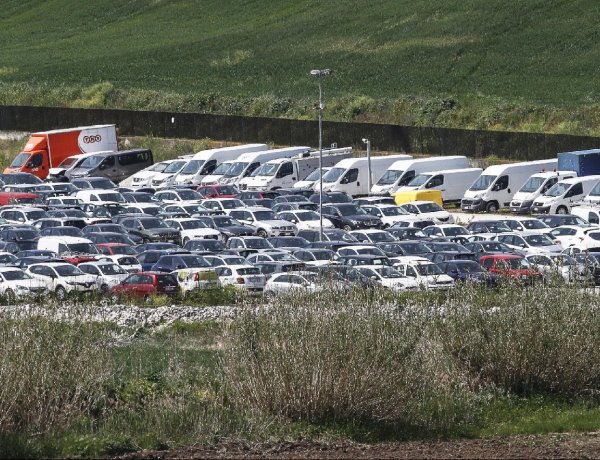 Negyedére esett az új autók forgalomba helyezése Európában  