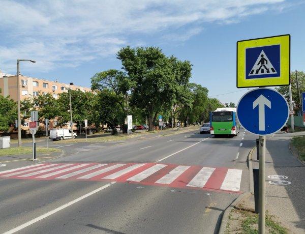 Zöld keretbe került a Korányi úton is a gyalogátkelőhelyet jelző kresztábla