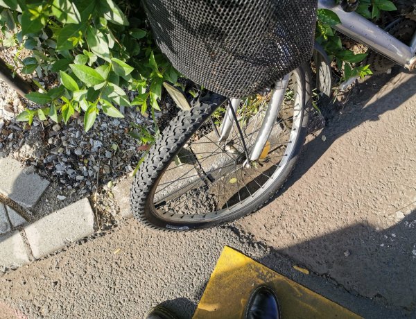 Biciklis és autós ütközött kedden a Kállói úton - A kerékpárost kórházba szállították