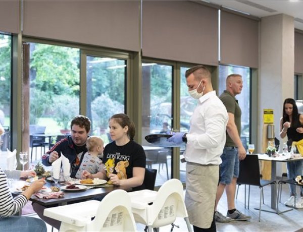 Újra a dínók között sétálnak a vendégek! A Hotel Pangea is kinyitotta kapuit május 15-én!