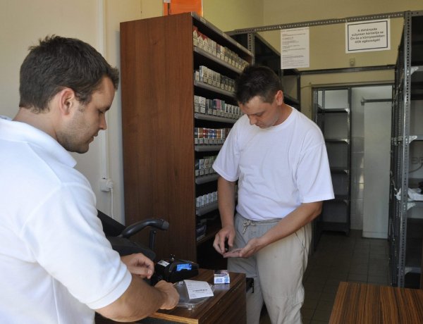 Idehaza az ízesített elektronikus cigaretta is tiltólistára került