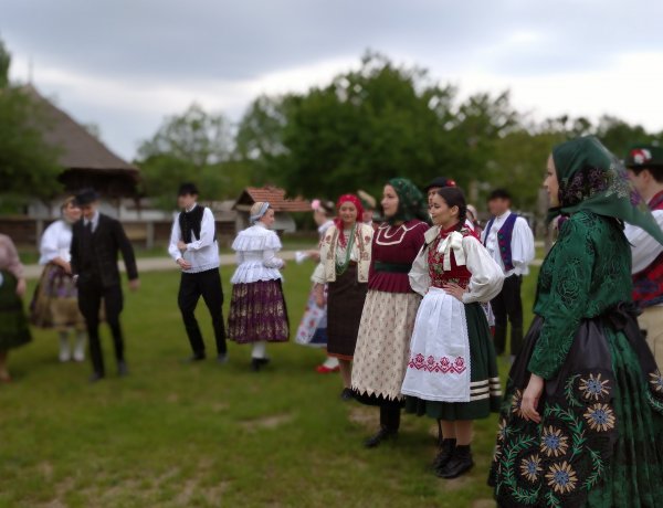 Szatmári verbunk és pásztorbotoló: a Sóstói Múzeumfaluban forgatott a Nyírség Táncegyüttes
