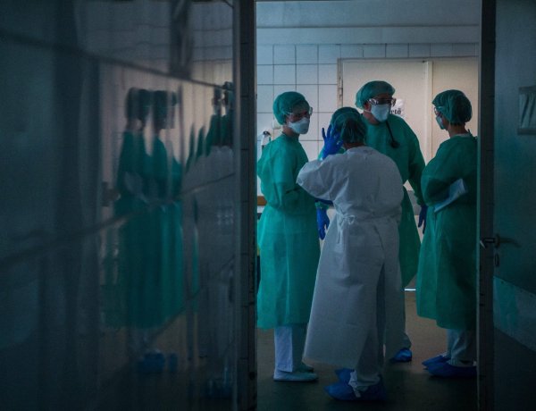 Az új fertőzöttek és a gyógyultak aránya kedvező, a járvány lefelé menő szakában vagyunk