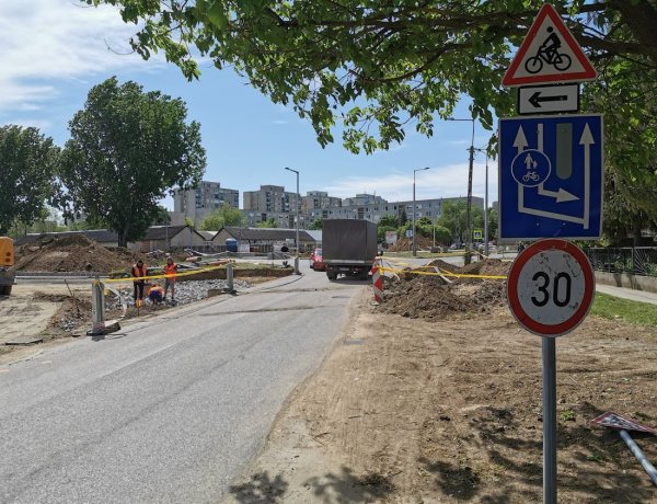 Folyamatosan zajlanak a Család utcán a körforgalmi csomópont munkálatai