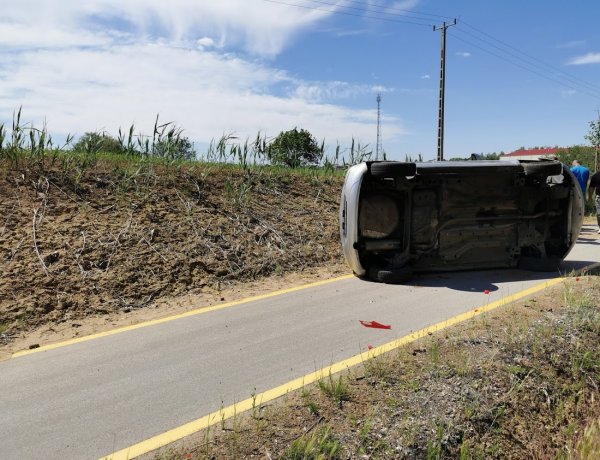 Nem vette észre a munkavégzőket – Árokba sodródott és felborult a 41-esen egy jármű