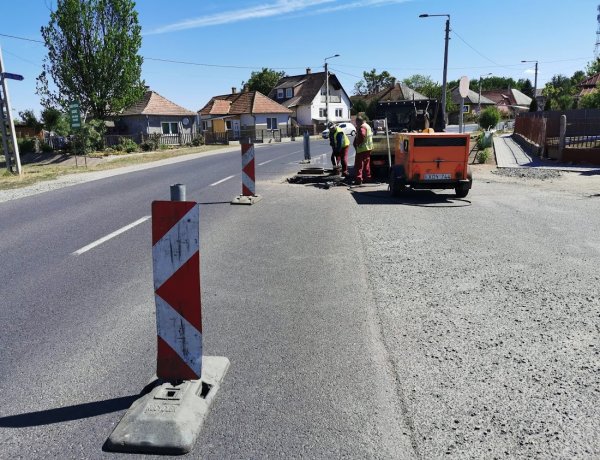 Megsüllyedt csatornafedlap lassítja a forgalmat Nyírtura belterületén