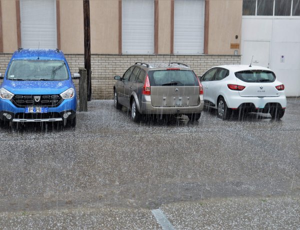 Bab nagyságú jég esett Nyíregyházán! Rémisztő fekete felhővel érkezett a vihar!