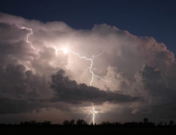 Villám csapott egy nyírpazonyi, kétszintes családi ház kazánkéményébe