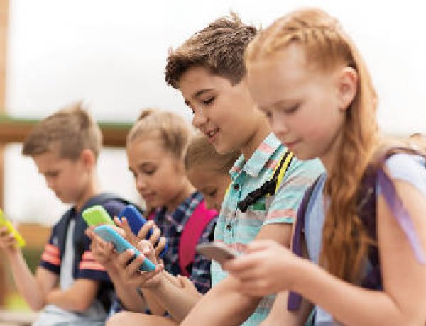 Adomány a rászorulóknak – 72 tanuló kapott mobiltelefont Nyíregyházán