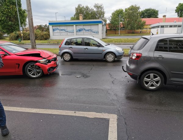 Hármas karambol történt a Kert utcán, milliós az anyagi kár 