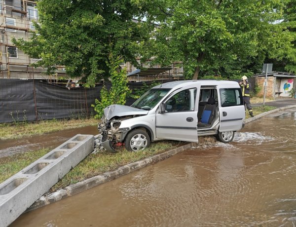 Oszlopnak hajtott egy autó a Kállói úton, egy embert a tűzoltók szabadítottak ki