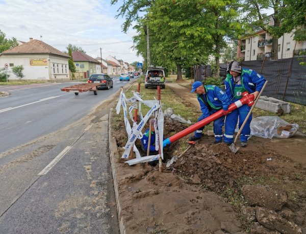 A Kállói úton villanyoszlopnak és tűzcsapnak ütközött egy személygépkocsi